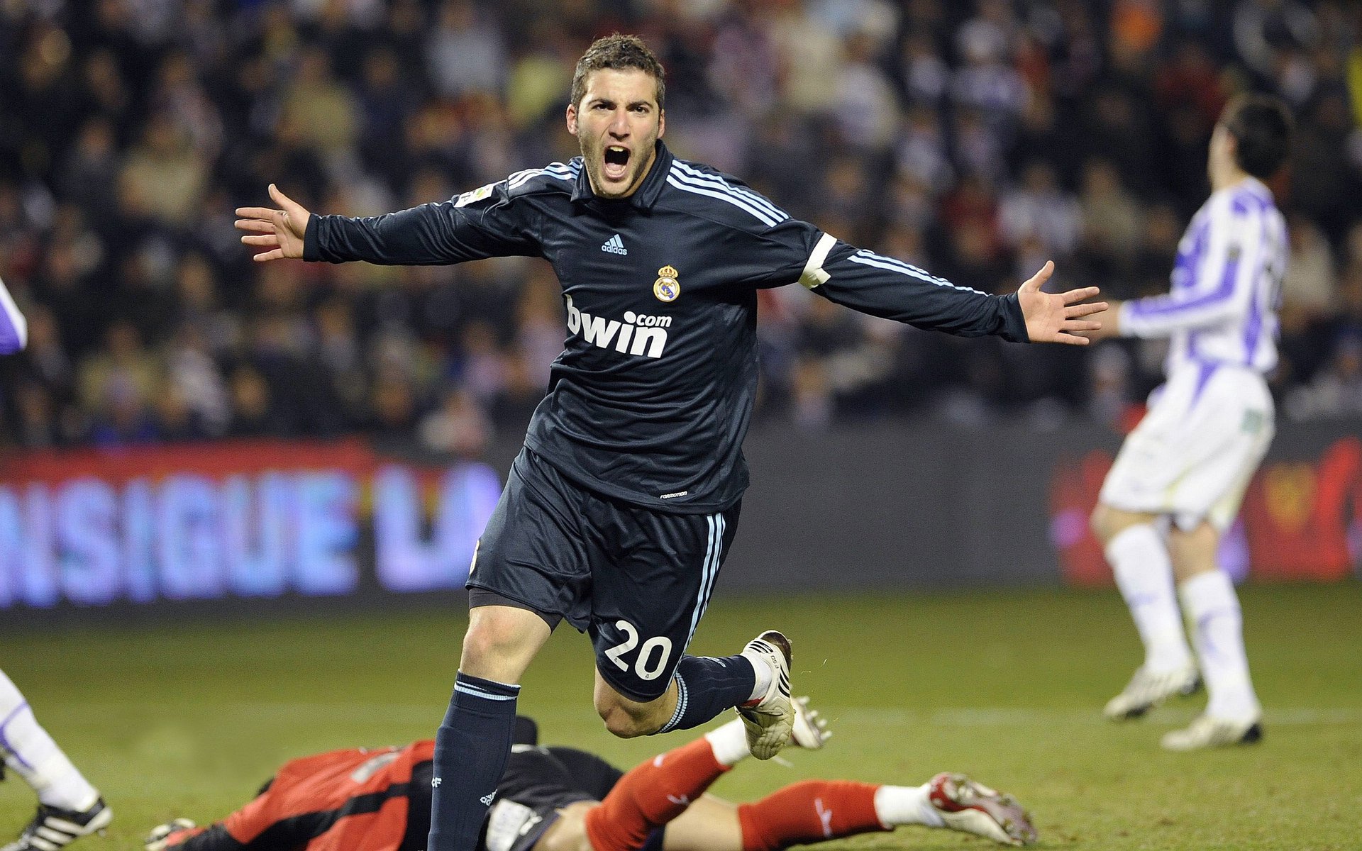 CS2枪械对决瞬间爆发全场，cs对枪图叫什么名字